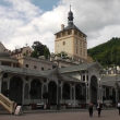 La imagen ms conocida de Karlovy Vary - torre del antiguo castillo fundado por Carlos IV. en el siglo 14. y La Columnata del mercadillo